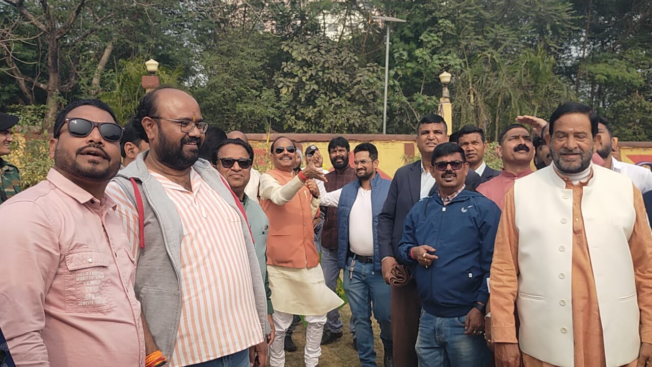 Jamshedpur: सूर्य मंदिर के पतंग महोत्सव में पतंगबाजी करते दिखे पूर्व मुख्यमंत्री रघुवर दास, देखें वीडियो