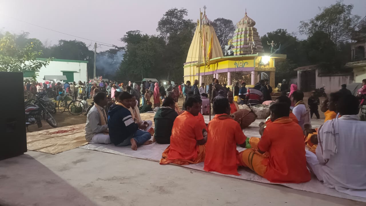 Bahragora: बाबा भूतेस्वर शिव मंदिर में मकर संक्रांति मेला, भक्तों की उमड़ी भीड़