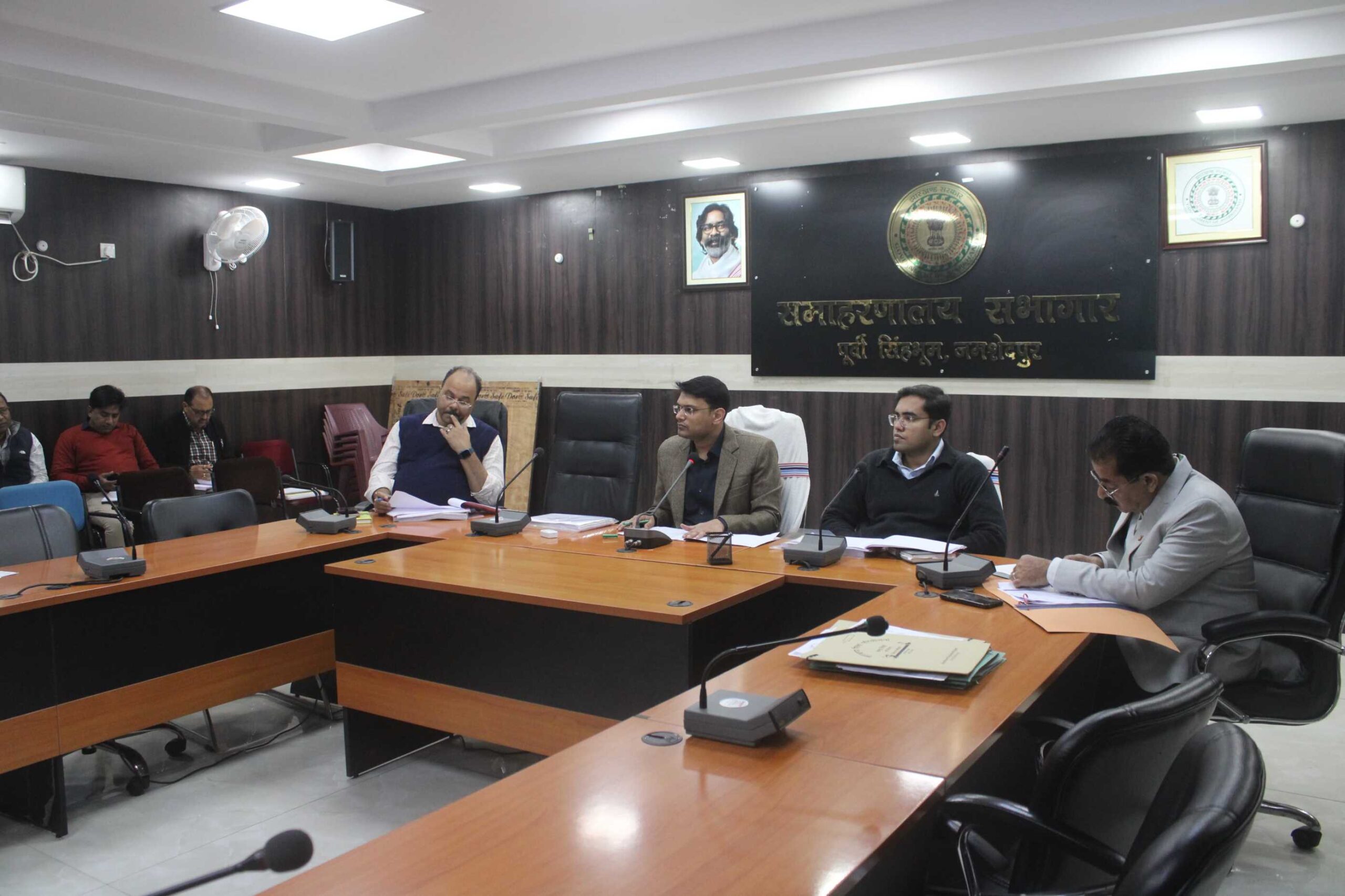 East Singhbhum: विकास योजनाओं की समीक्षा, उपायुक्त ने लंबित कार्यों पर शो-कॉज और ब्लैकलिस्ट की दी चेतावनी