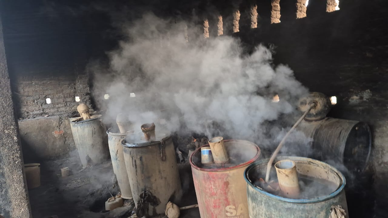 Saraikela: उत्पाद विभाग ने गांडेडुंगरी, सापड़ा और उत्तमडीह में की छापेमारी, 60 लीटर महुआ शराब जब्त