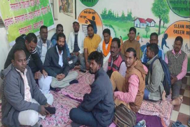 Chakulia: प्रखंड प्रशासन की अनदेखी से नाराज़ ,रोजगार सेवकों के स्थानांतरण को लेकर आमरण अनशन