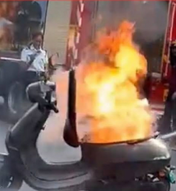 Galudih: उल्दा गांव के पास ओला स्कूटी में अचानक लगी आग