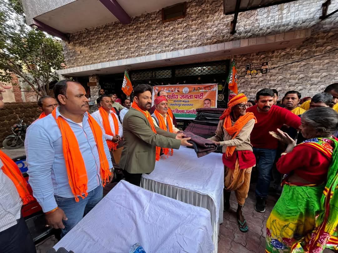 Jamshedpur: भाजपा मानगो मंडल ने जरूरतमंदों के बीच किया कंबल वितरण