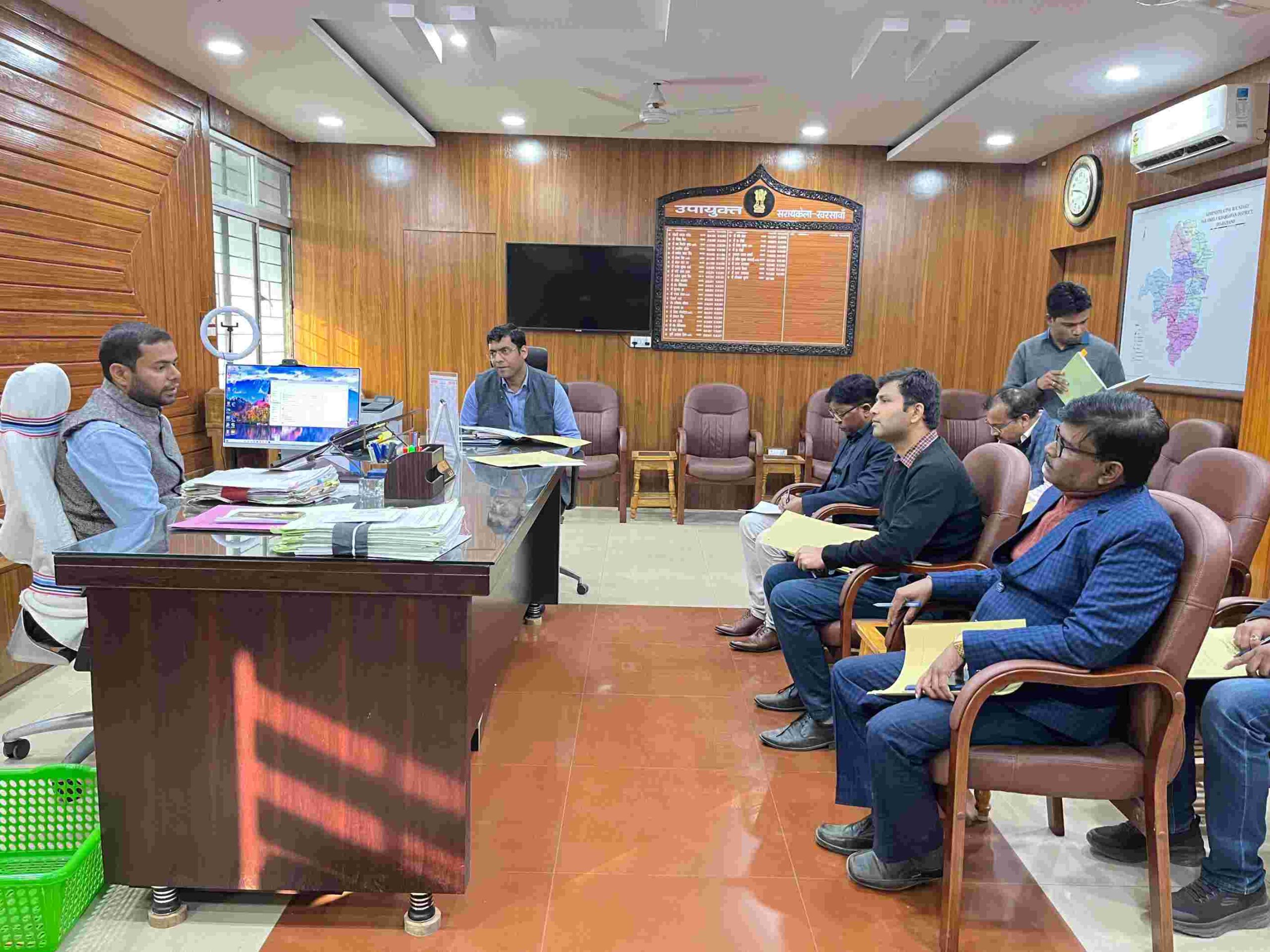 Saraikela: मुख्यमंत्री रोजगार सृजन योजना पर हुई बैठक, 167 आवेदन हुए प्राप्त