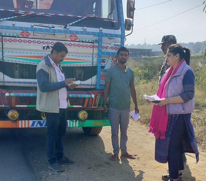 Ramgarh: जिला परिवहन पदाधिकारी ने चलाया वाहन जांच अभियान, 2 लाख से ज्यादा का वसूला जुर्माना