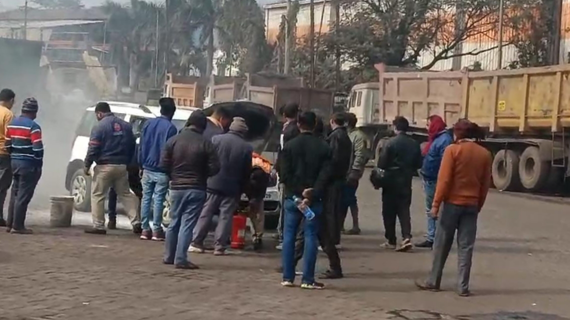 Gamharia: डीजल भरवाते समय कार में लगी आग, चालक की लापरवाही या सुरक्षा में कमी?