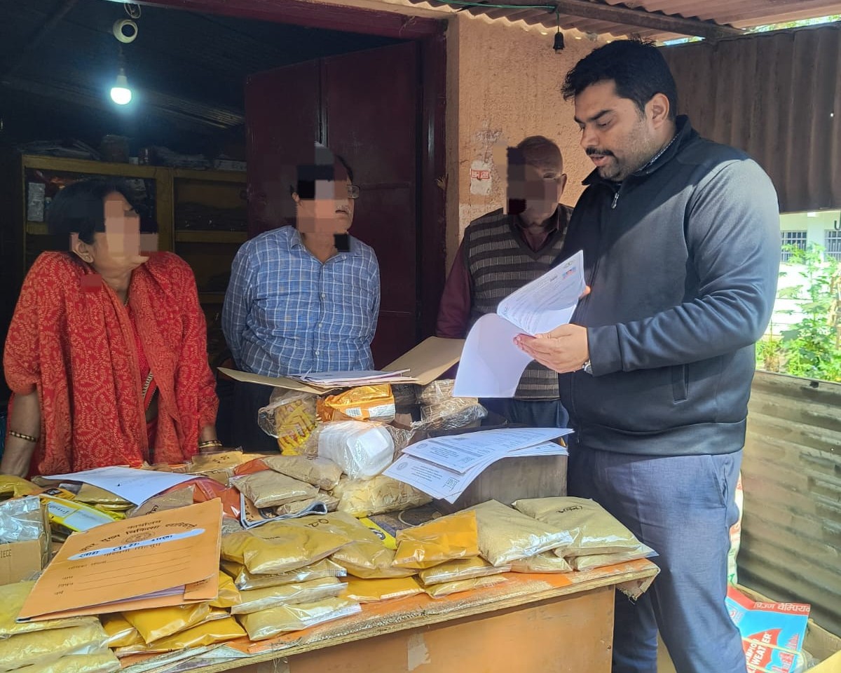 West Singhbhum: कैंटीन और मसाला विक्रेताओं का निरीक्षण, बिना लाइसेंस कारोबार पर होगी कार्रवाई