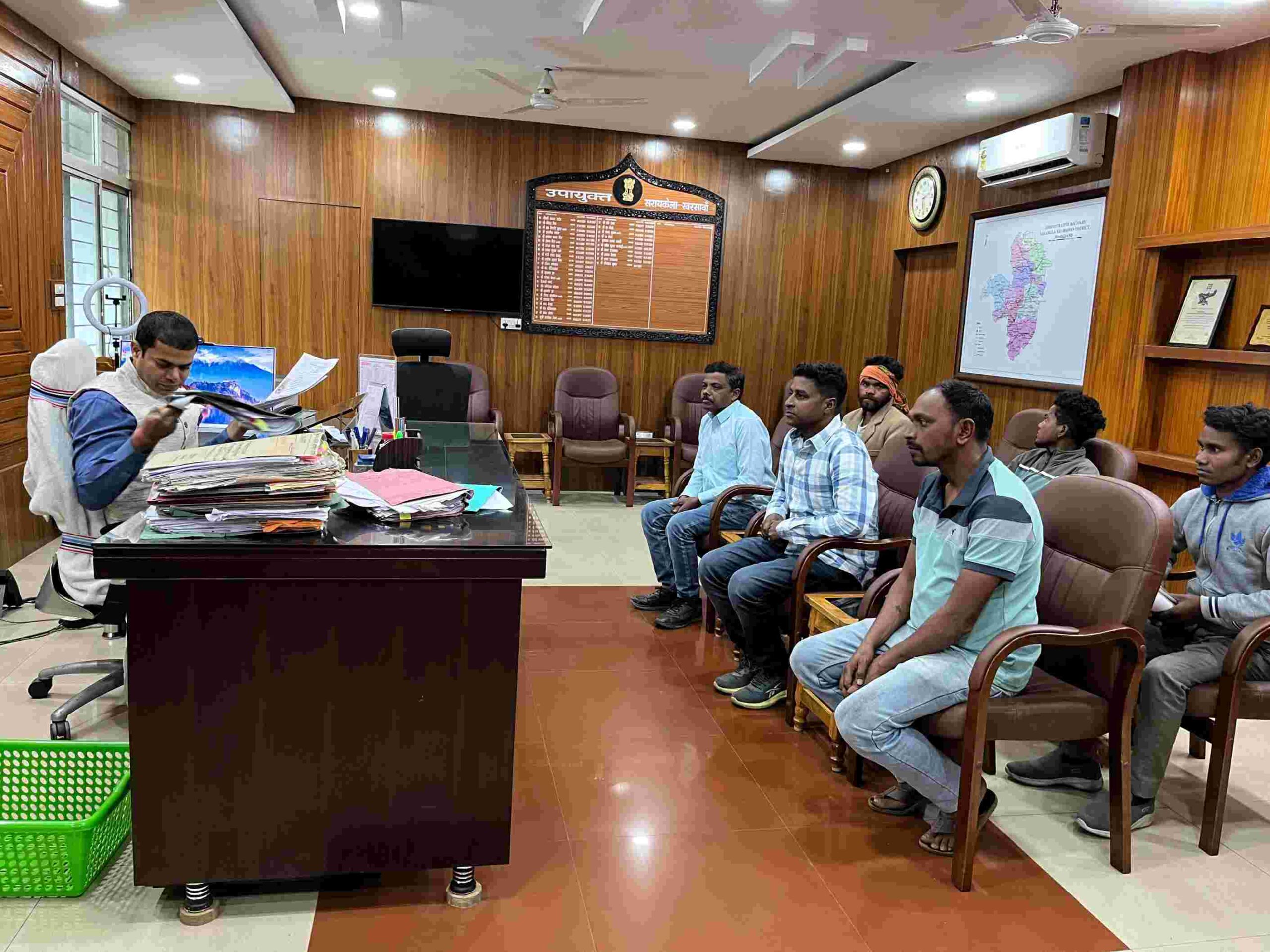 Saraikela: साप्ताहिक जनता दरबार में उपायुक्त ने सुनी समस्याएं, कुछ का मौके पर हुआ निपटारा