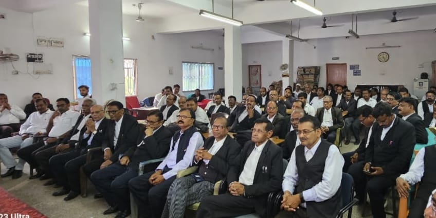 Saraikela: बार एसोसिएशन के वरिष्ठ अधिवक्ता सुरेंद्र नाथ मेहता को श्रद्धांजलि, अधिवक्ताओं ने रखा कलमबंद