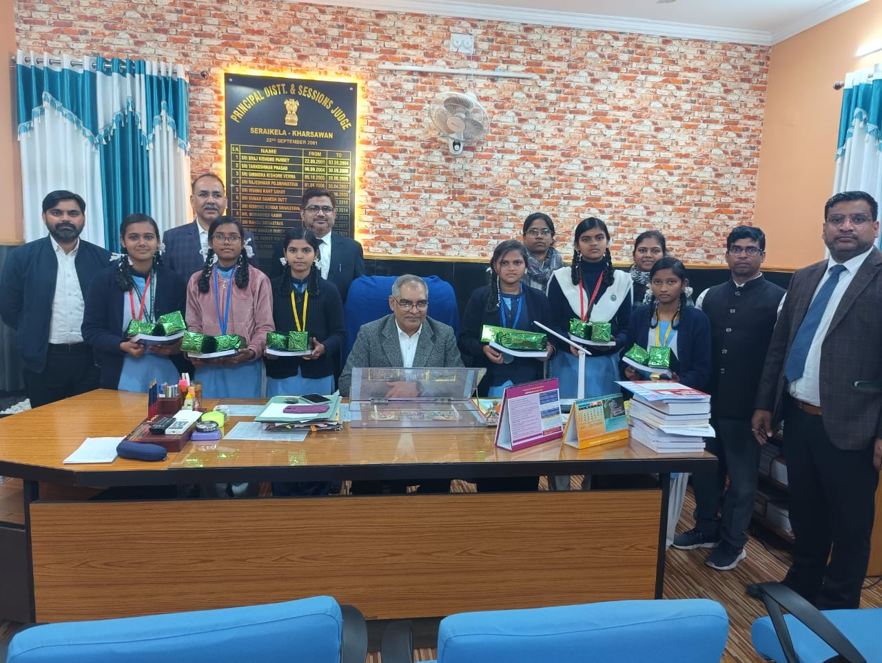 Saraikela: विधिक जागरूकता अभियान के तहत गर्ल्स स्कूल में प्रतियोगिता का आयोजन