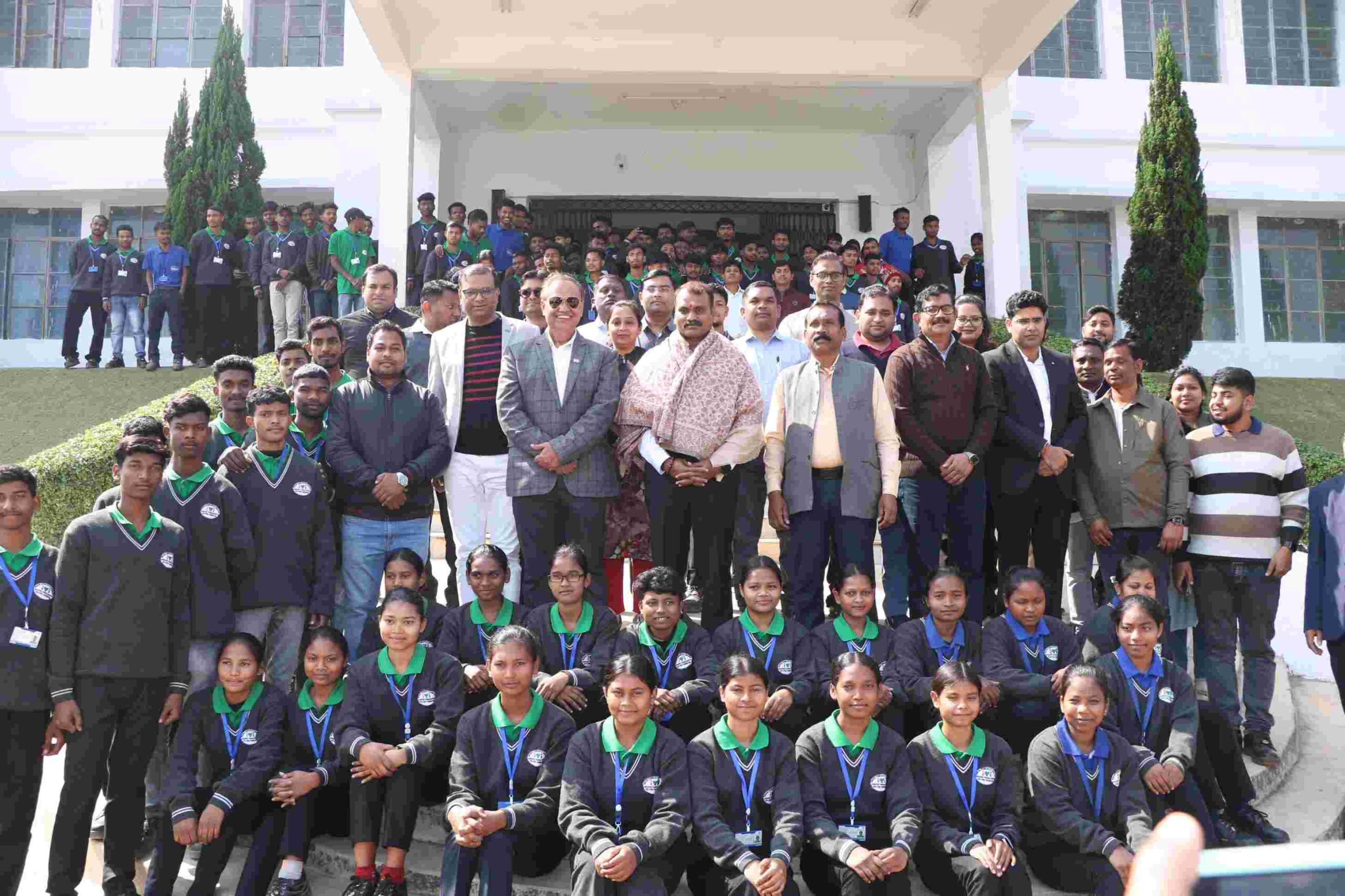 Chaibasa: झारखंड दौरे के दूसरे दिन केंद्रीय मंत्री एल. मुरुगन ने की बैठक, की विकास कार्यों की समीक्षा