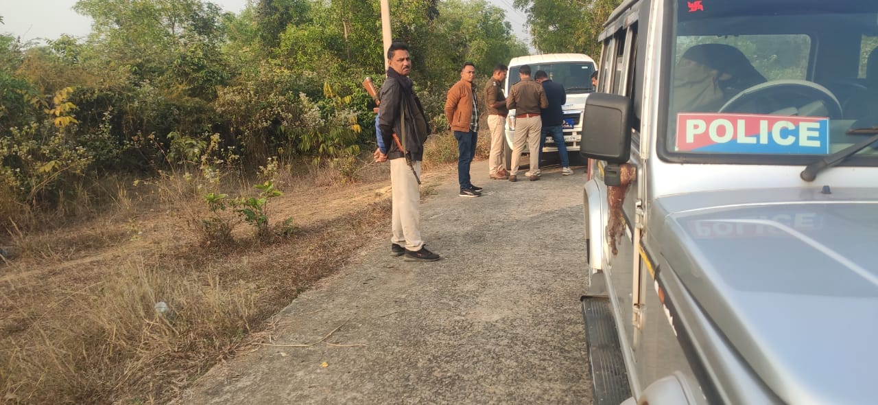 Bahragora: वाहन जांच के दौरान यात्री बस से मिला गांजा भरा थैला