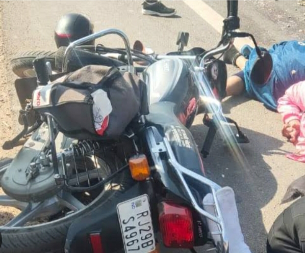 Chakulia: ओवरटेक के चक्कर में बाइक में हुई टक्कर, एक घायल