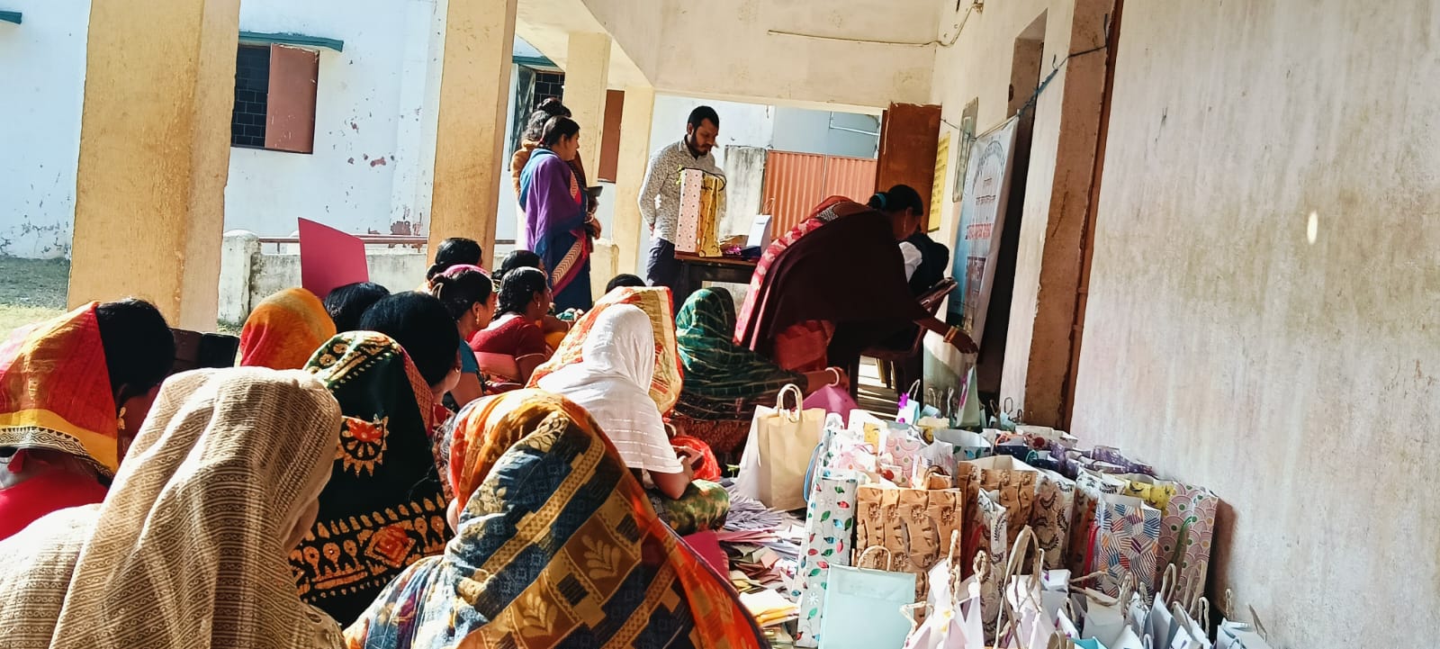 Bahragora: लघु एवं कुटीर उद्यम विकास बोर्ड ने महिलाओं को दिया पेपर बैग बनाने का प्रशिक्षण
