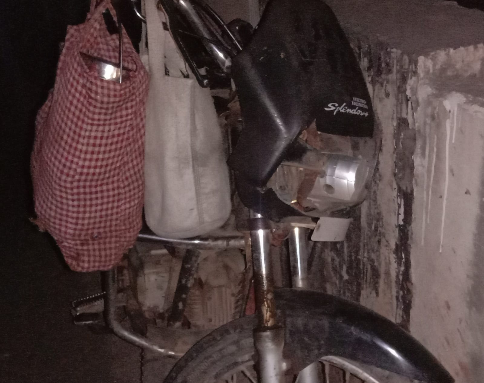 Gamharia: अज्ञात वाहन की टक्कर से कामगार घायल