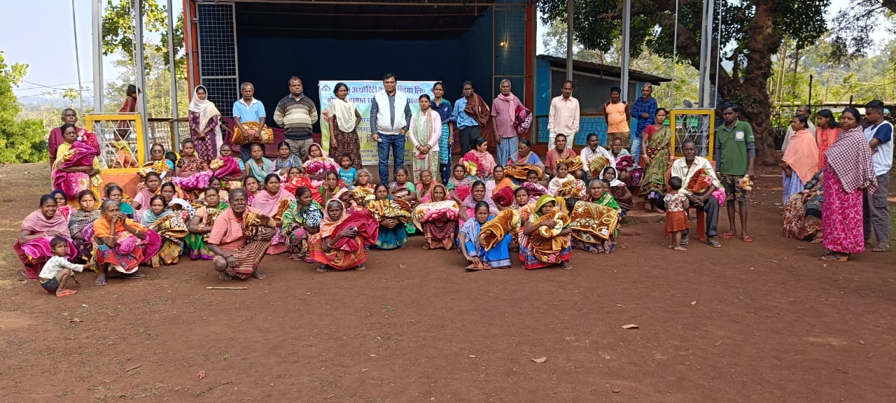 SAIL गुवा ओर माइंस सीएसआर ने किया सारंडा के गांवों में कंबल वितरण