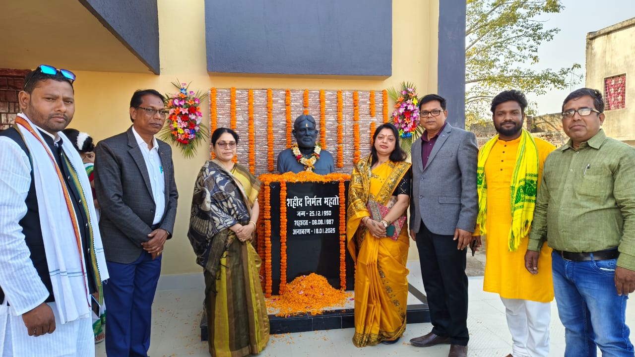Chaibasa: शहीद निर्मल महतो की प्रतिमा का हुआ अनावरण