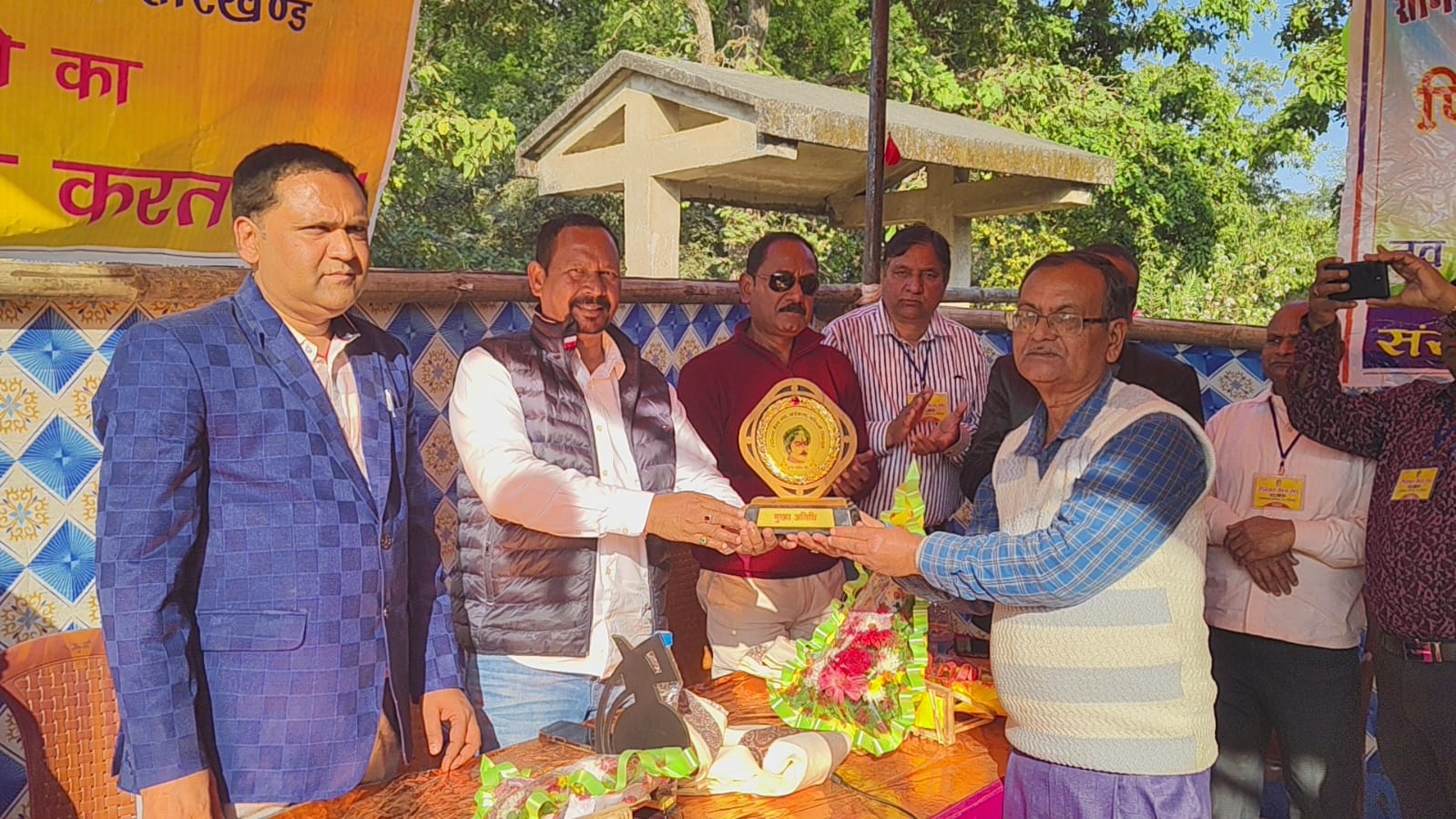 Chaibasa : रौनियार वैश्य संघ ने पारिवारिक मिलन समारोह सह वनभोज कार्यक्रम का किया आयोजन