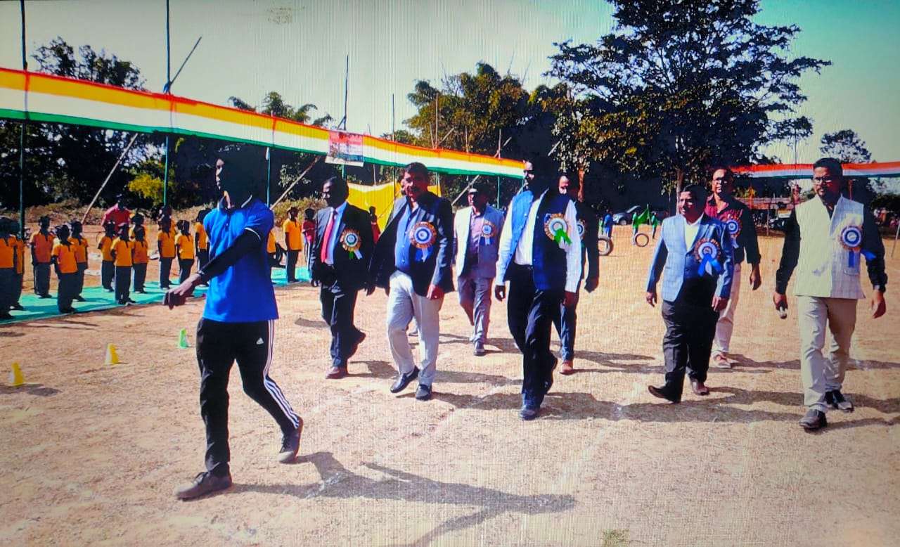 Chaibasa : आसनपाठ मध्य विद्यालय में वार्षिक खेलकूद दिवस धूमधाम से मनाया गया