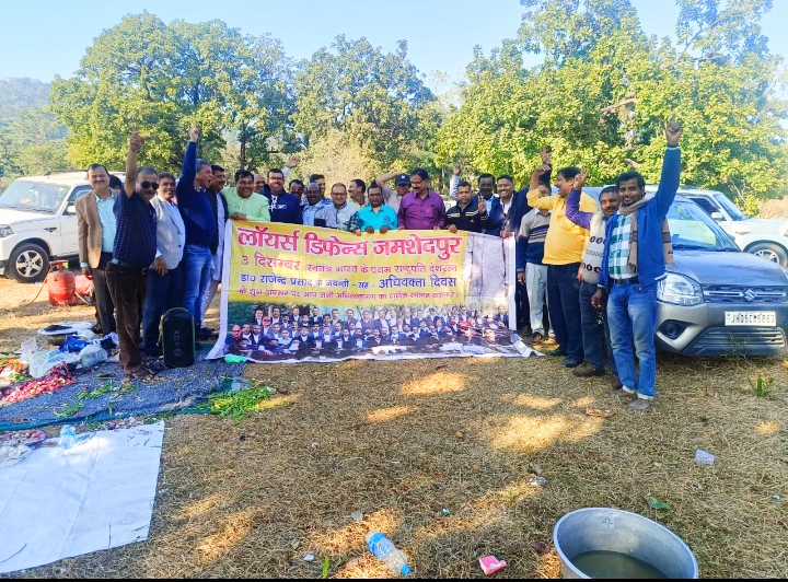 Jamshedpur: अधिवक्ता दिवस पर Lawyers Defense का सामूहिक वन भोज