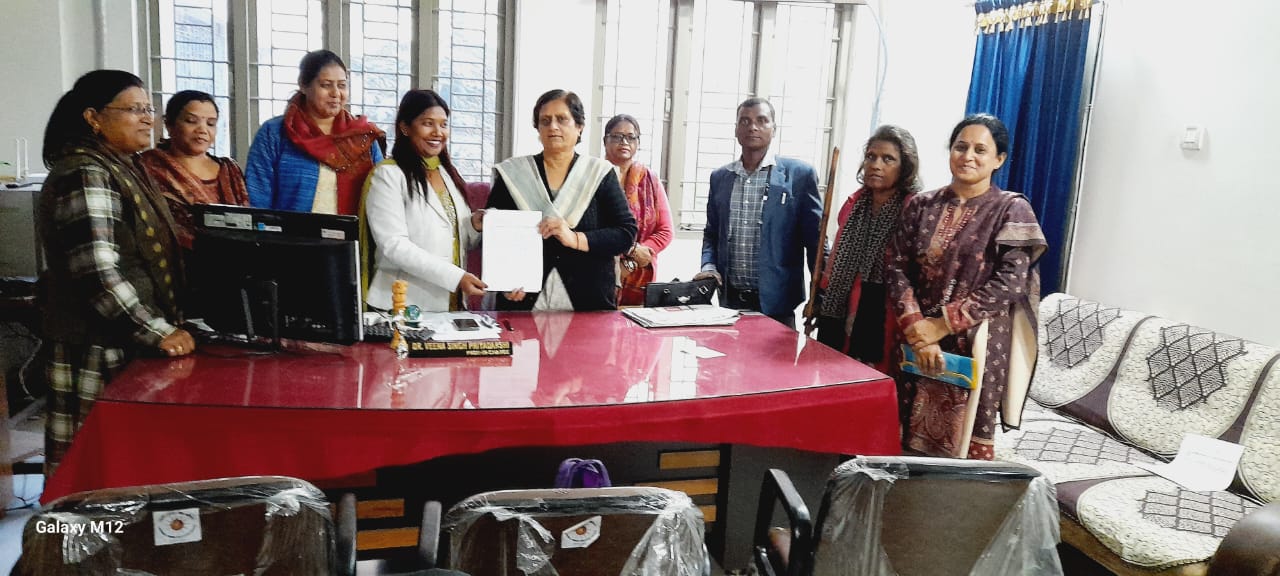 Jamshedpur: ग्रेजुएट कॉलेज के प्रिंसिपल को बीएड शिक्षकों ने सौंपा ज्ञापन, छह महीनों से नहीं हुआ अनुबंध विस्तार