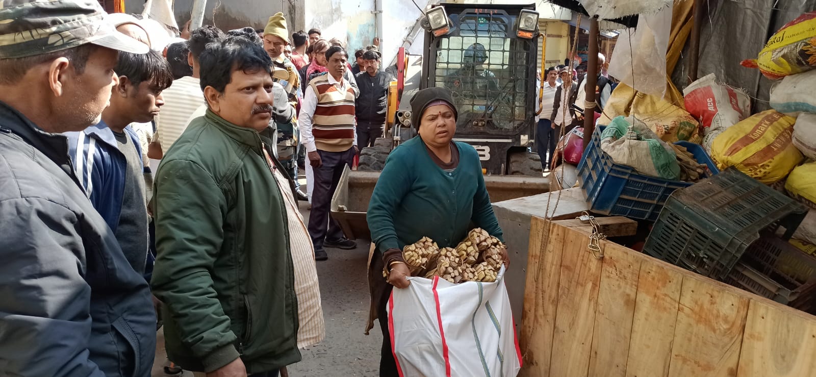 Deoghar: नगर निगम ने टावर चौक से शिक्षा सभा चौक तक अतिक्रमण हटाया