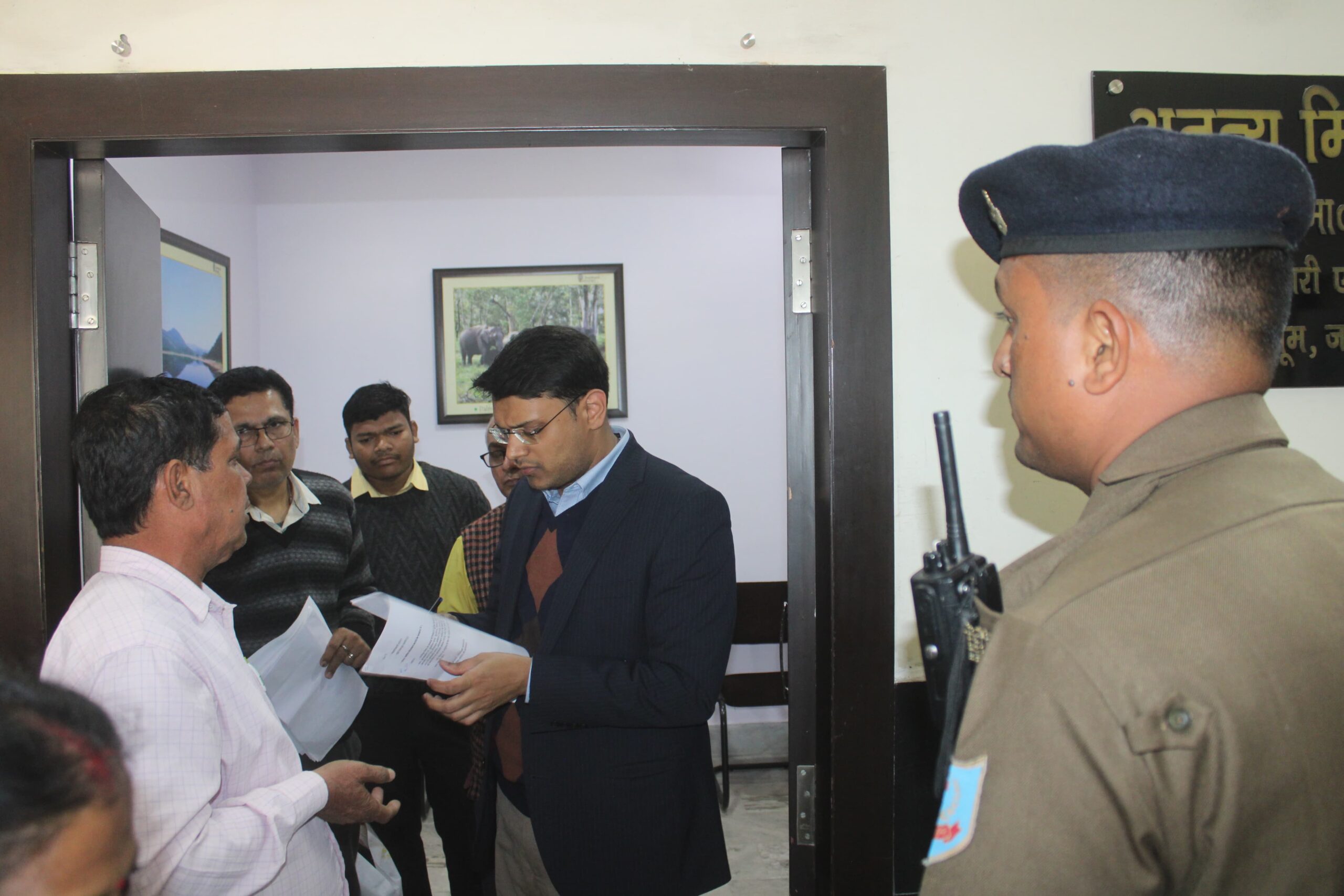 Jamshedpur: जनता दरबार में उपायुक्त ने सुनीं समस्याएं, कई मुद्दों का मौके पर समाधान