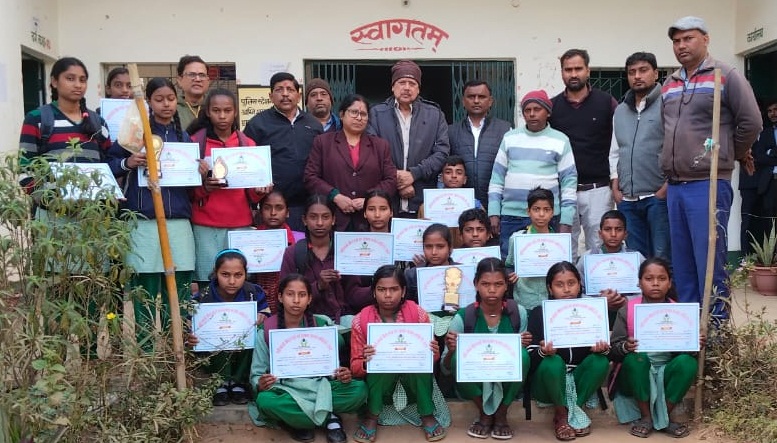 Deoghar: जल संरक्षण पर रिखिया में भाषण प्रतियोगिता का आयोजन