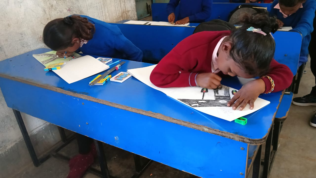 Gamharia: नव प्राथमिक विद्यालय के बच्चों ने सड़क सुरक्षा पर चित्र बनाकर जीते पुरस्कार