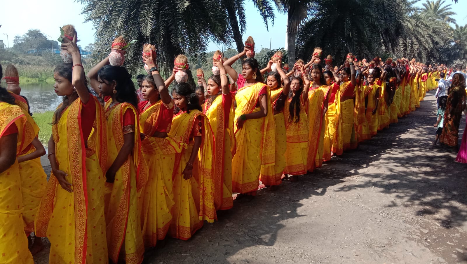 Gamharia: 108 कुंवारी कन्याओं ने निकाली कलश यात्रा, श्रद्धालुओं की भारी भीड़