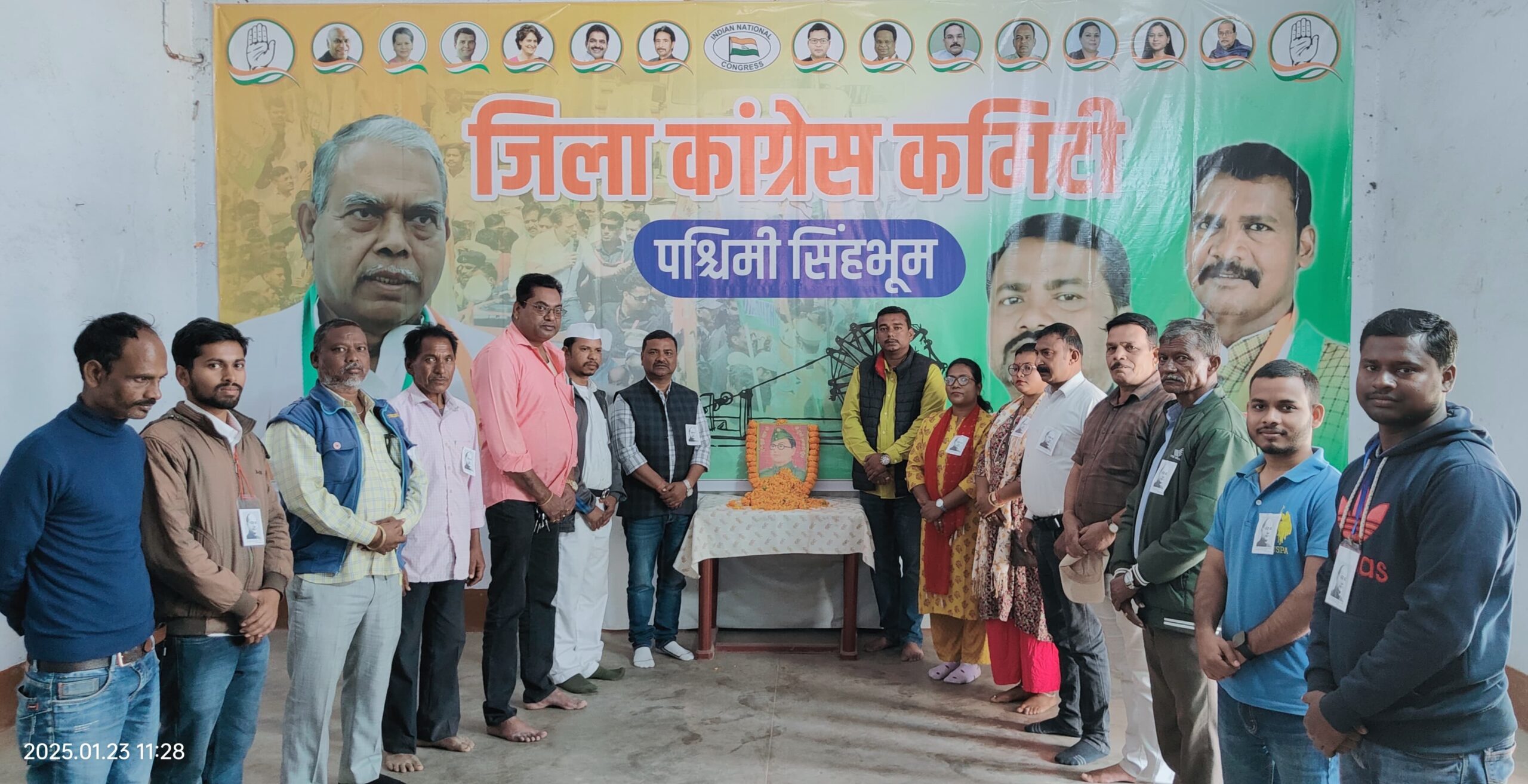 Chaibasa: कांग्रेसियों द्वारा जयंती पर याद किए गए नेताजी सुभाष चंद्र बोस