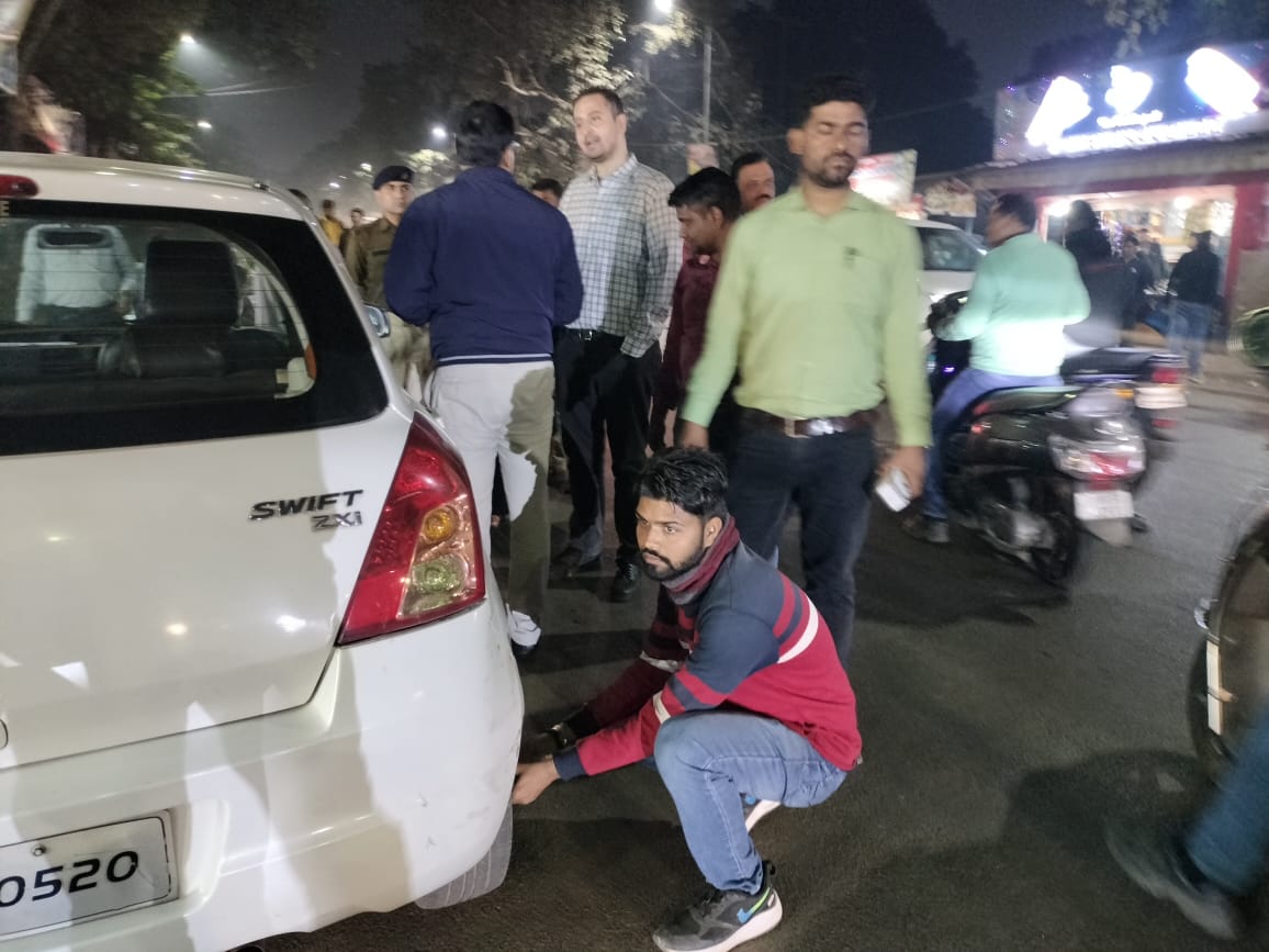 Jamshedpur: नो पार्किंग जोन में गाड़ियों की हवा निकालने पर बवाल – बीजेपी नेताओं और आम जनता का हंगामा