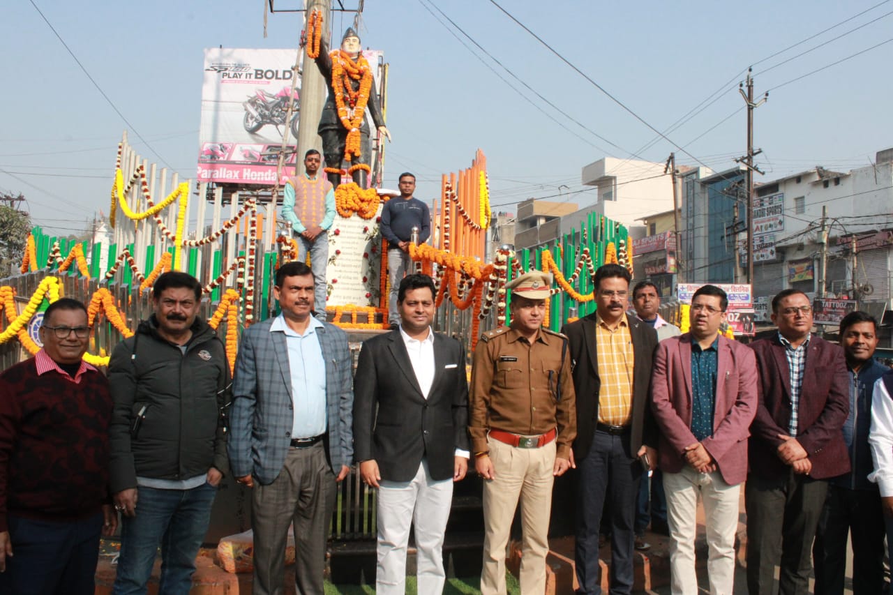 Ramgarh: नेताजी सुभाष चंद्र बोस की जयंती पर प्रशासन ने दी श्रद्धांजलि