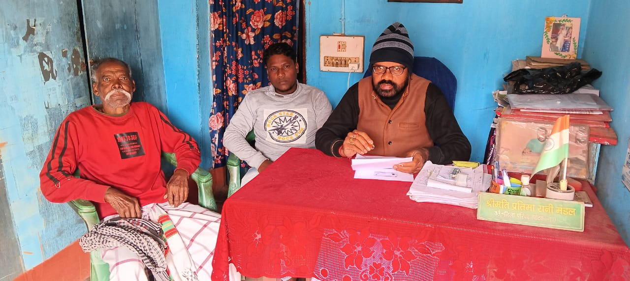 Potka : वृद्धावस्था पेंशन से वंचित लक्ष्मण मुर्मू को पूर्व पार्षद ने दिया मदद का भरोसा