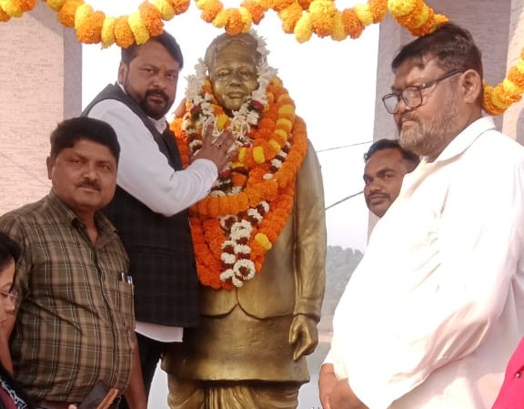 Jamshedpur: जननायक कर्पूरी ठाकुर की जयंती, जदयू ने दी श्रद्धांजलि