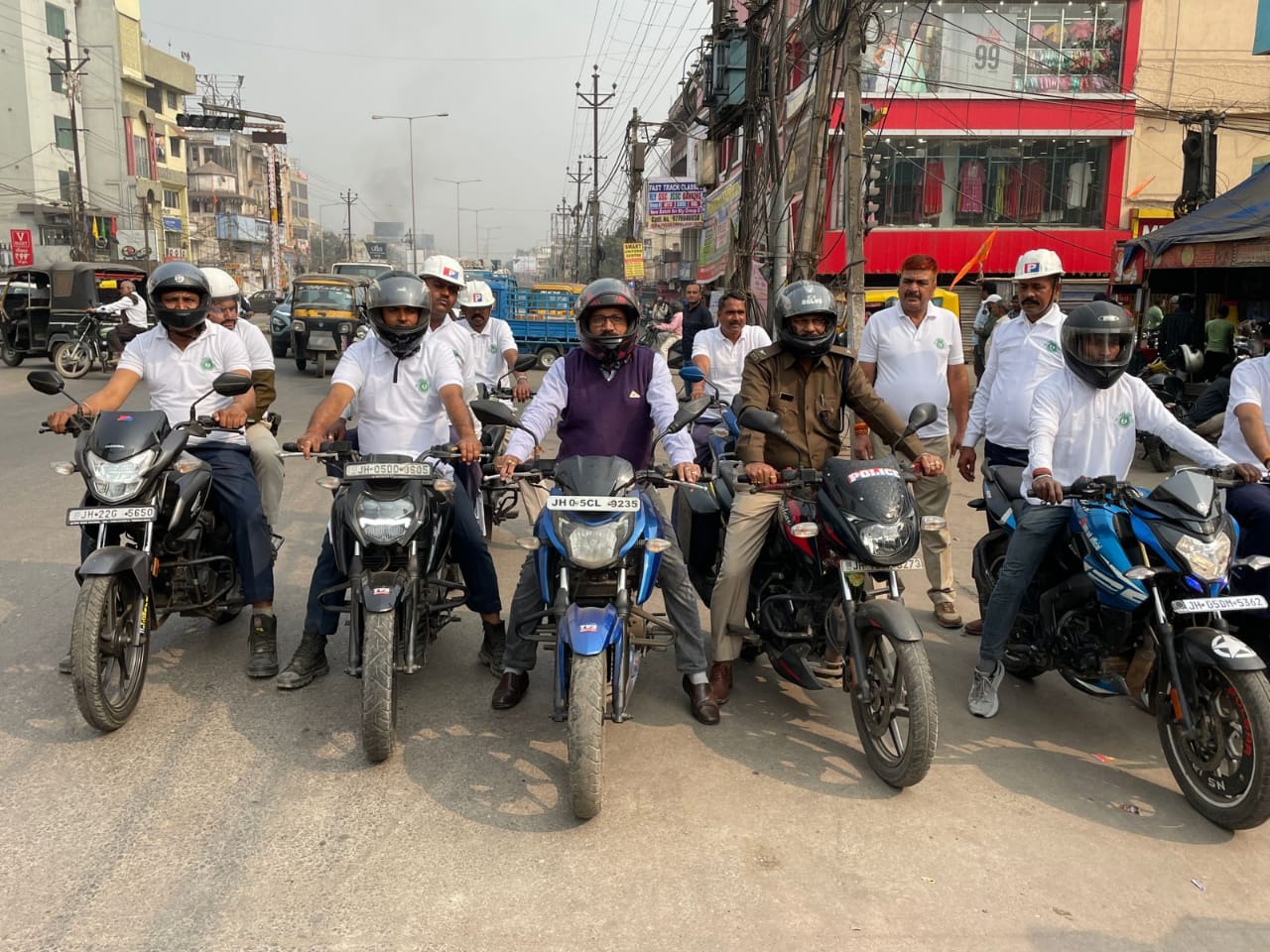 Adityapur: यातायात विभाग ने बाइक रैली के माध्यम से दिया सड़क सुरक्षा का संदेश