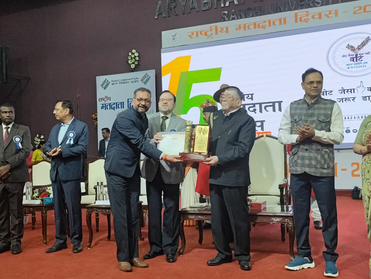 Ranchi: कार्यपालक दण्डाधिकारी मृत्युंजय कुमार को राज्यपाल ने किया सम्मानित