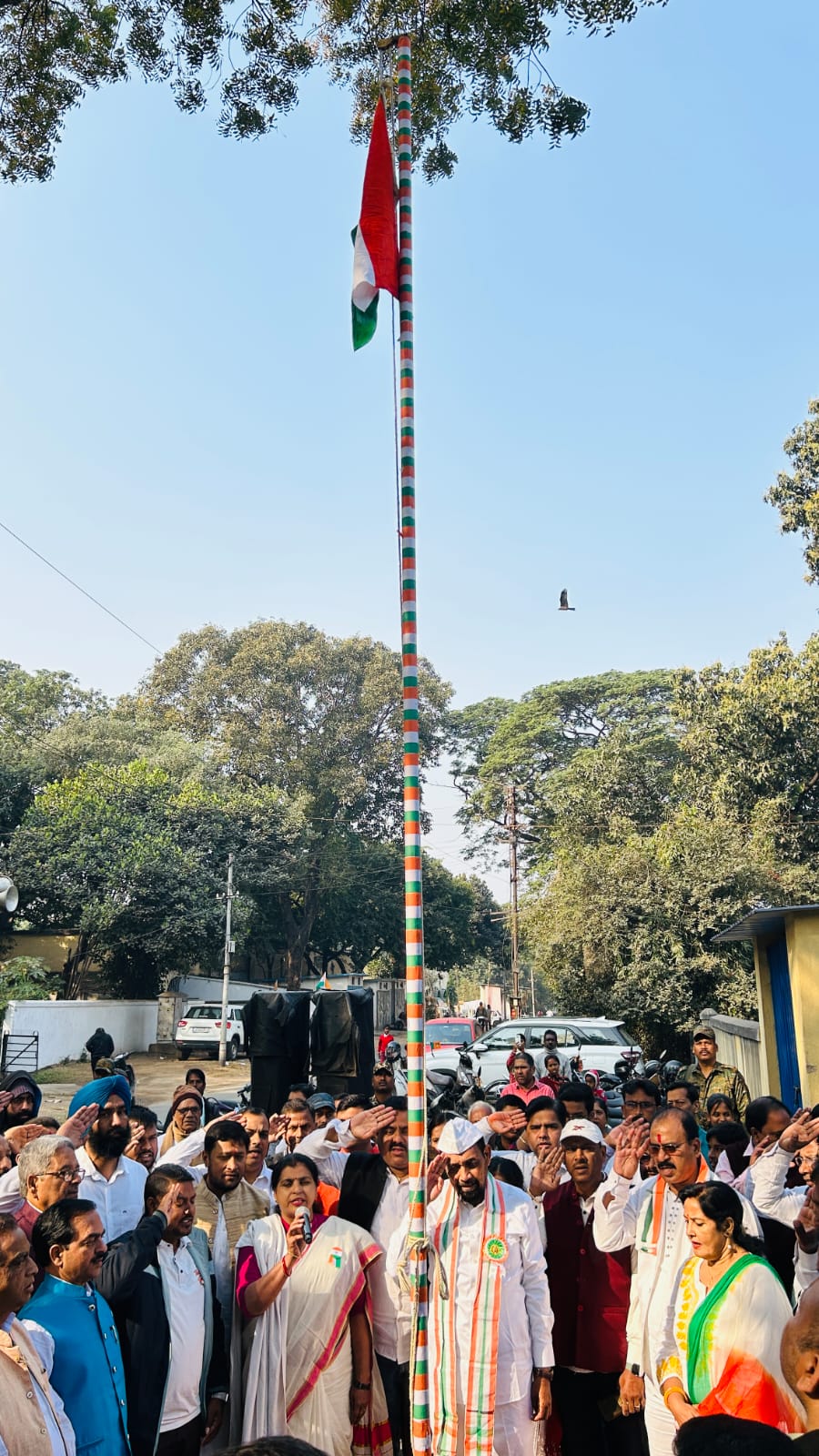 jamshedpur : सांसद विद्युत वरण महतो ने विभिन्न स्थानों पर किया झंडोत्तोलन