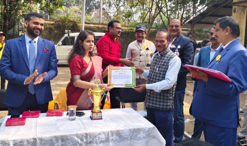 Jamshedpur: नागेंद्र कुमार को एसडीओ शताब्दी मजुमदार ने किया सम्मानित