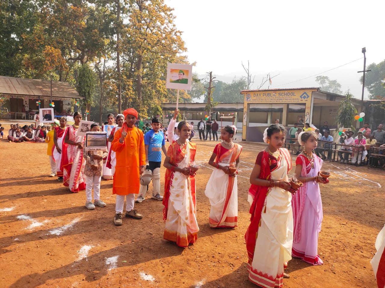 DAV चिरिया में बिहार, उडीसा एवं पश्चिम बंगाल की झांकी का हुआ मनमोहक प्रदर्शन
