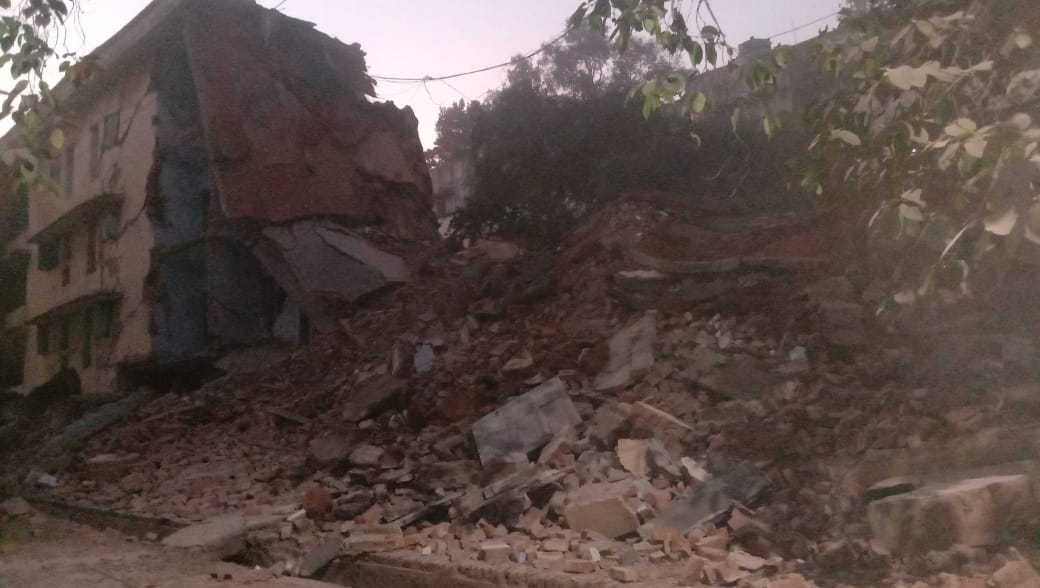 Gamharia: TGS कॉलोनी में इमारत ढहने से अफरा-तफरी, देखें वीडियो