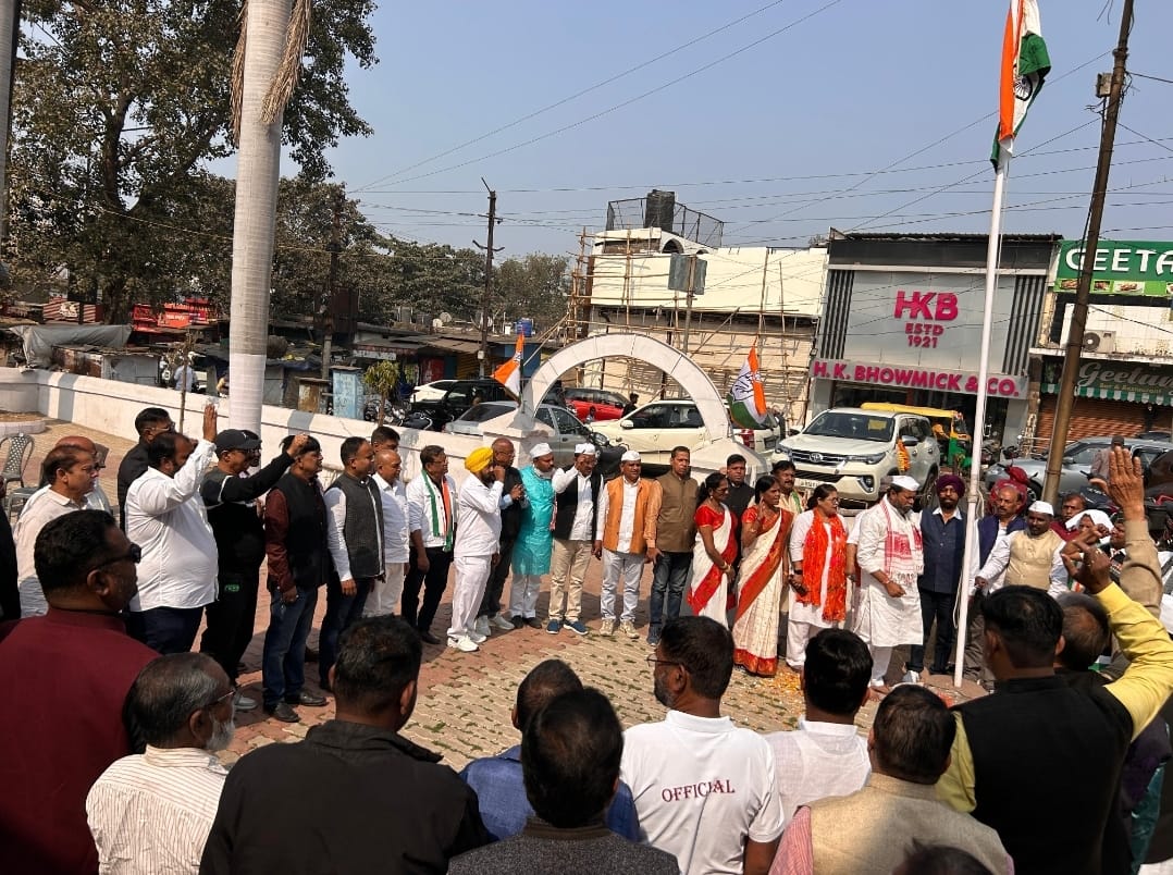 Jamshedpur: जिला कांग्रेस ने तिलक पुस्तकालय में किया ध्वजरोहण, कहा संविधान की रक्षा प्रत्येक नागरिक का कर्तव्य