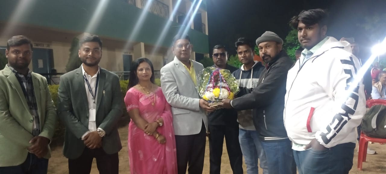 Jadugora: जेवियर पब्लिक स्कूल के वार्षिकोत्सव में बच्चों की प्रतिभा का धमाल – रेट्रो थीम से देशभक्ति तक