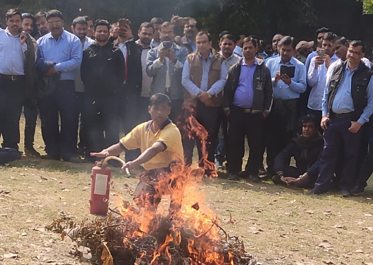 Jamshedpur: लोको पायलट ट्रेनिंग सेंटर में सांप काटने पर प्राथमिक उपचार और फायर संयंत्र के प्रयोग की दी गई ट्रेनिंग