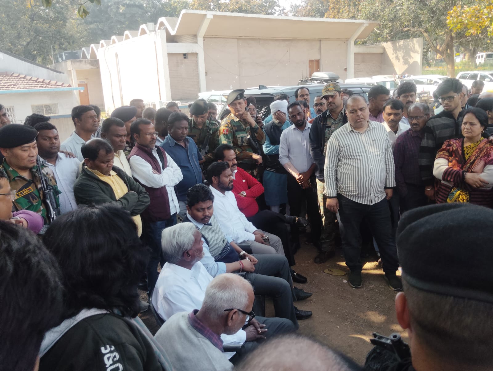 Gamharia: TGS कॉलोनी के पीड़ितों से मिले विधायक चंपाई सोरेन, इंसाफ दिलाने का भरोसा