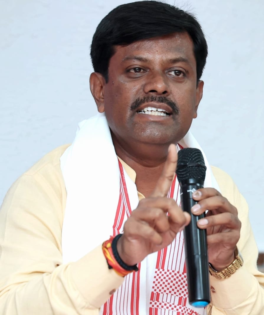 Jamshedpur: गोलमुरी पथराव – भाजपा नेता ने मृतक के परिवार से की मुलाकात, आर्थिक मुआवजे की मांग