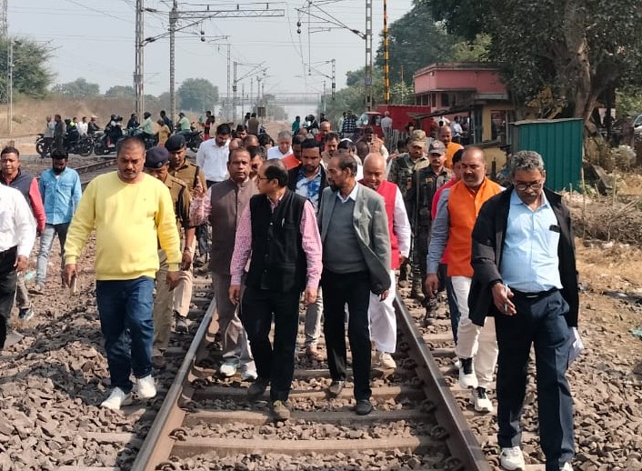 Jamshedpur: सांसद बिद्युत बरण महतो ने रेलवे महाप्रबंधक को सौंपी कई मांगों की सूची, जानिए गोविंदपुर – बारीगोड़ा रेलवे ओवरब्रिज पर क्या कहा?