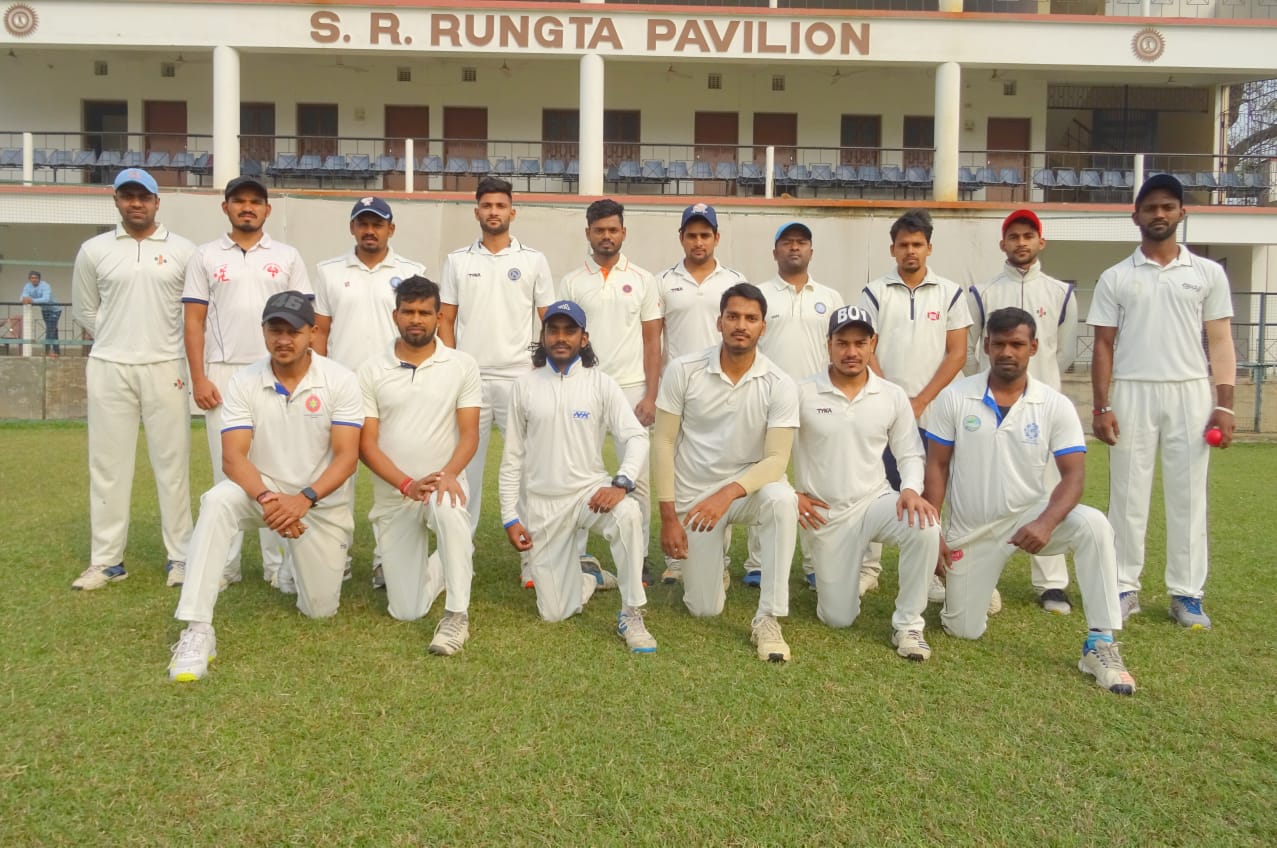 Chaibasa: अशोक कुमार जैन जिला नॉक आउट क्रिकेट में MCC चाईबासा ने S.R. रूंगटा को हराकर फाइनल में बनाई जगह