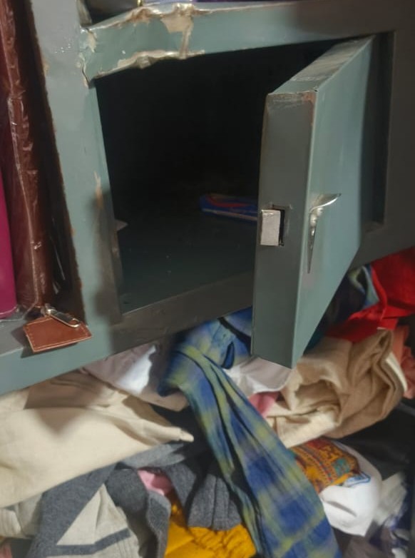 Gamharia: रेलकर्मी के घर का दरवाजा तोड़कर चोरों ने की लाखों की चोरी