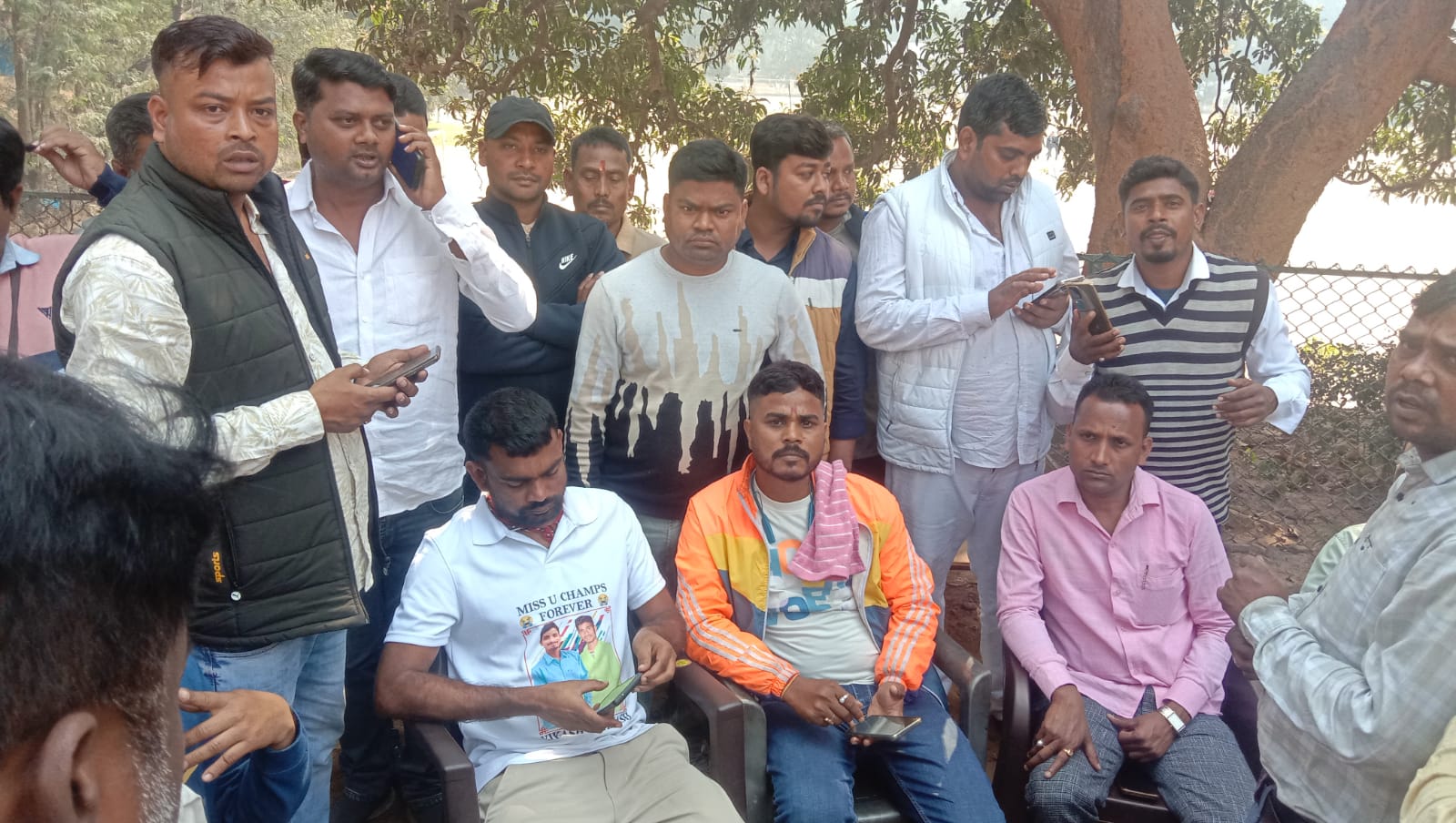 Gamharia: TGS कॉलोनी के पीड़ितों से मिले विधायक जयराम महतो